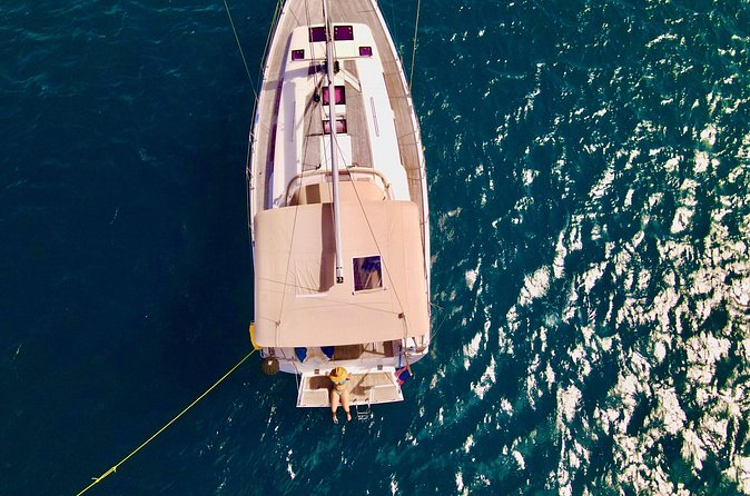 Christmas Cove and Pizza Pi Happy Hour Sail Tour - The onboard bar and what your $185 covers