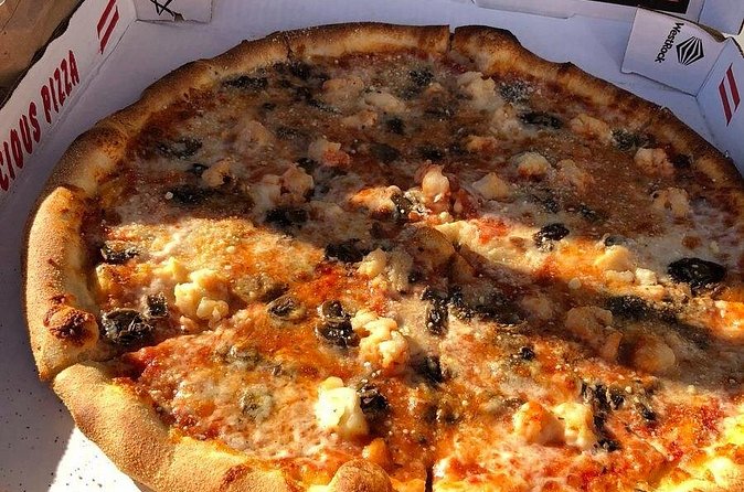 Christmas Cove and Pizza Pi Happy Hour Sail Tour - Sailing back as the sun goes down