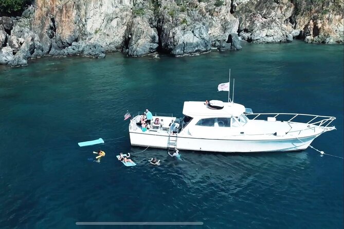 Circle the Island of St. John | Lunch stop at Lime Out (Taco Boat) - The second snorkeling stop, shipwrecks, turtles, and stingrays