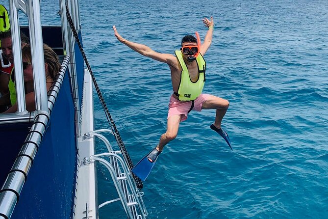 St. James Snorkel & Pizza Pi Lunch - Pizza Pi arrives by dinghy